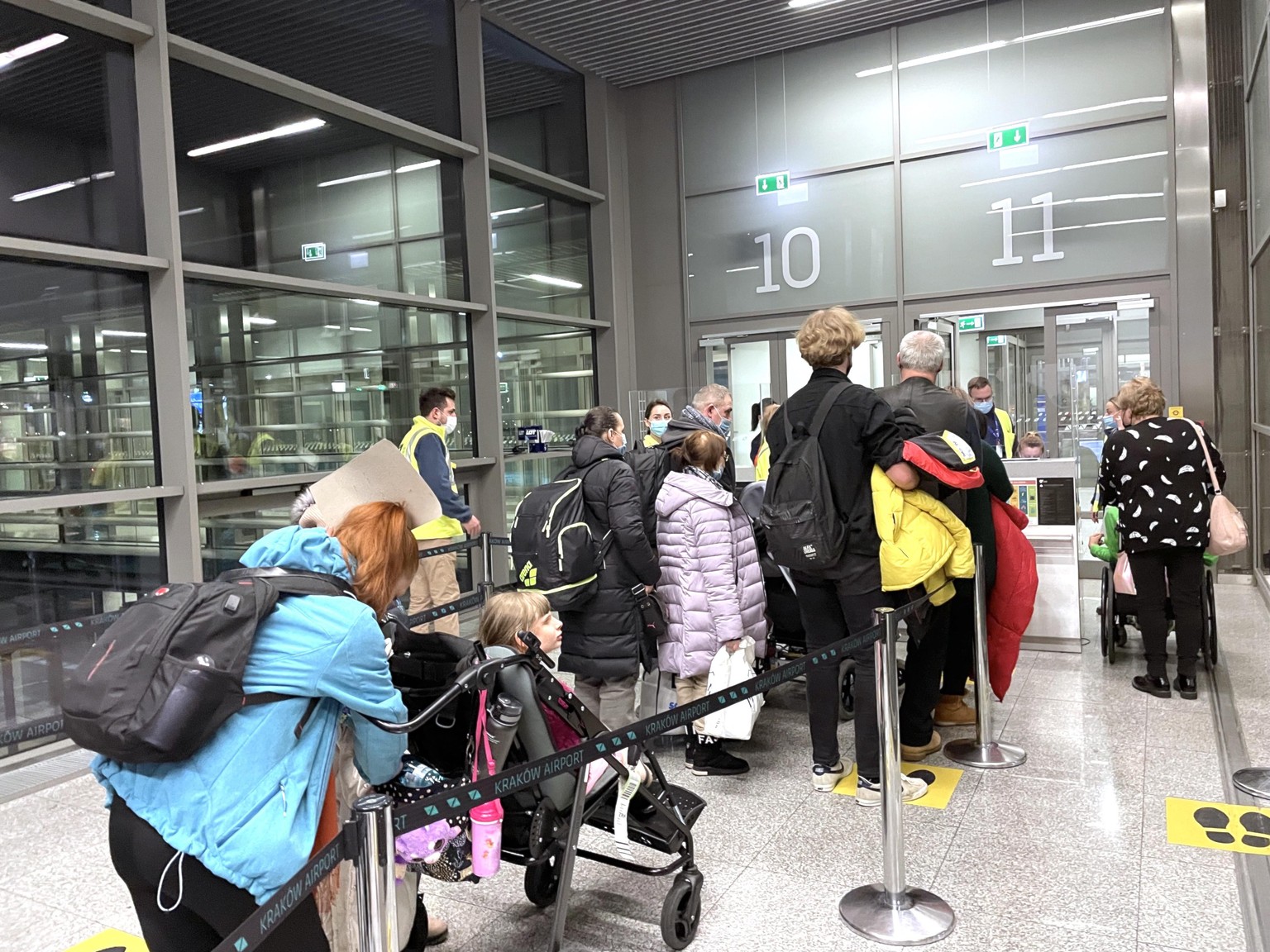 Vor dem Einsteigen ins Flugzeug werden die Boardkarten überprüft.