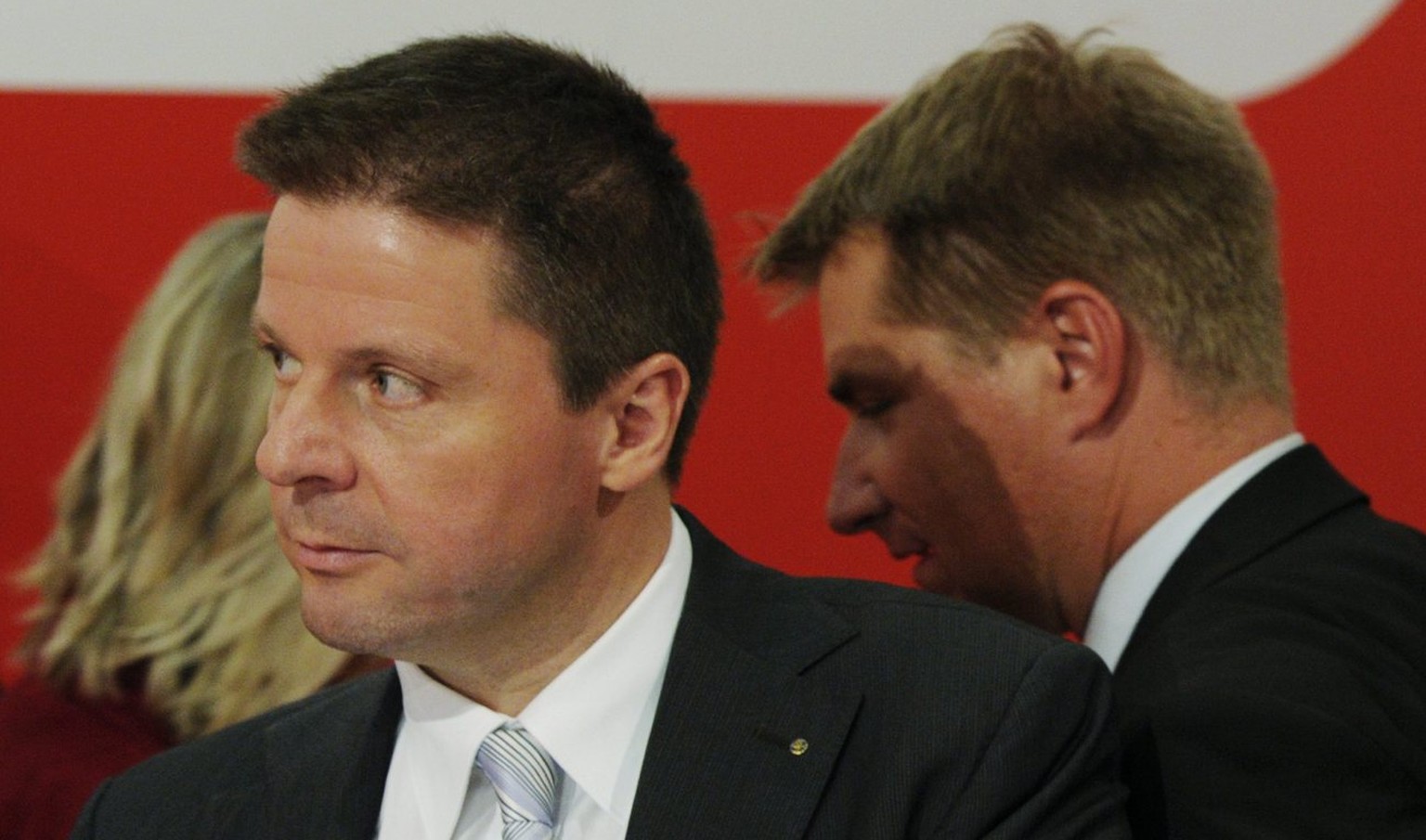 Fernduell zwischen SVP und Grünliberalen: Schon hier bei den Wahlen 2011 hatten sich GLP-Präsident Martin Bäumle und SVP Präsident Toni Brunner vor dem Interview im SRF nicht viel zu sagen.