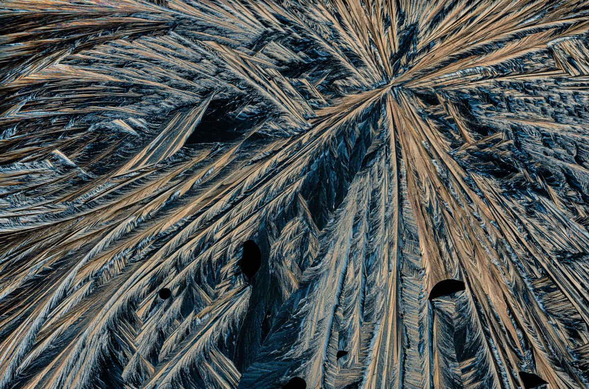 Intricate frost patterns resembling feathers span across a dark, textured surface, creating a natural abstract design Model Released RobertKohlhuber_ID19233_572502_001 Copyright: xRobertxKohlhuberx RE ...