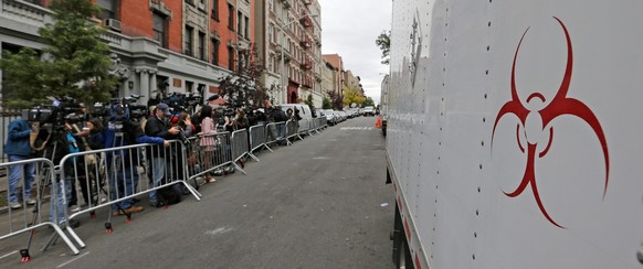 Der Wagen der Firma Biohazard Recovery vor dem Haus des Ebola-Infizierten Craig Spencer.