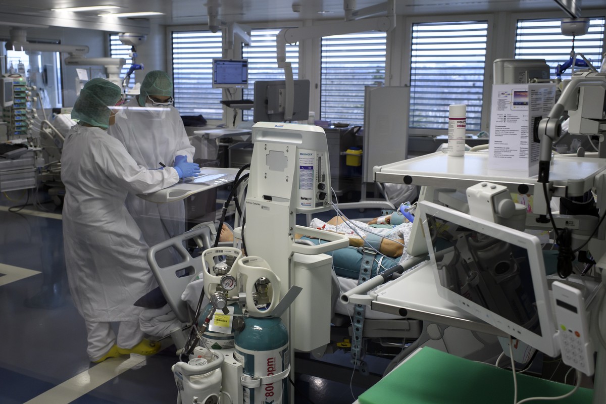 Medical personnel at work in the intensive care unit of the hospital "Hopital cantonal fribourgeois (HFR)" during the coronavirus disease (COVID-19) outbreak, in Fribourg, Switzerland, Monda ...