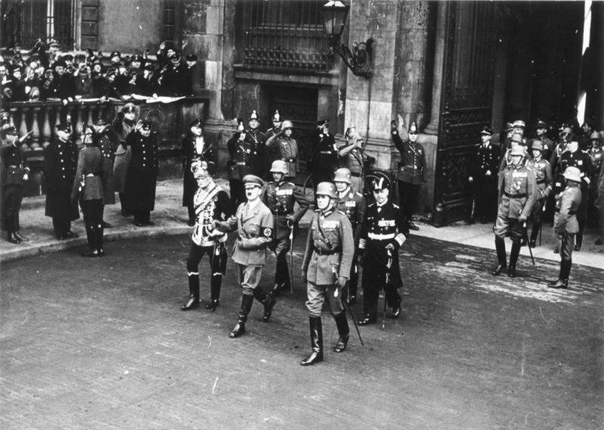 Heldengedenktag in Berlin 1935.
v.lks. Mackensen, Hitler, Blomberg beim Verlassen d[er] Staatsoper nach der Gedenkfeier durch Reichskriegsminister v. Blomberg.
[2. Reihe v.l.: von Fritsch, G�ring, Rae ...