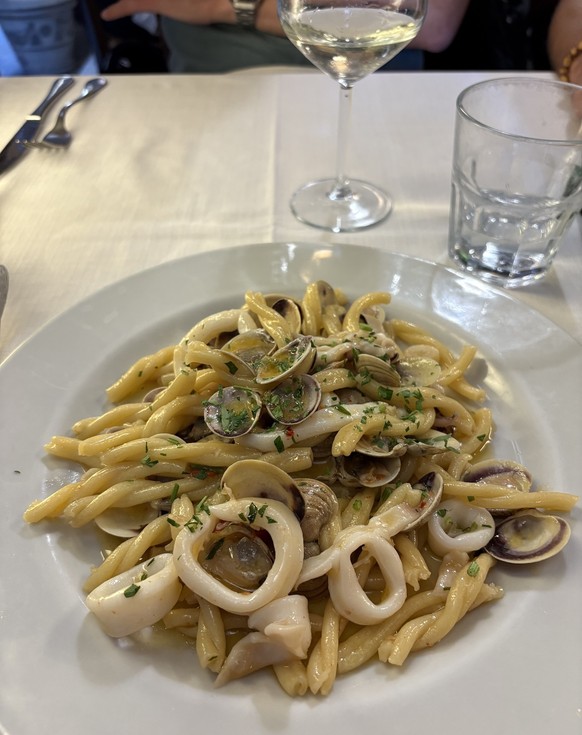 Beste Essen deiner Sommerferien: Raphael Bühlmann
Bei mir war es wohl dieses feine Pasta-Gericht in Rom. War nicht auf der Karte, der Kellner hat es empfohlen. An den Namen der Pastaform kann ich mich ...