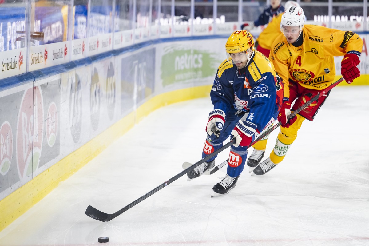 PostFinance Top Scorer Denis Malgin (ZSC), links, kaempft um den Puck mit Gian Meier (SCL), rechts, im Spiel der Eishockey National League zwischen den ZSC Lions und den SCL Tigers, am Freitag, 23. Ok ...