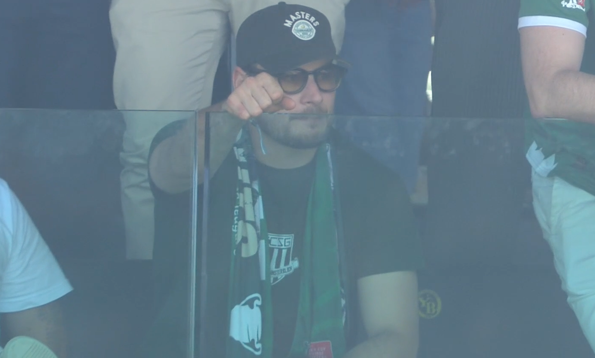 Mit Fanschal und -shirt verfolgt Eishockey-Star Timo Meier den Cupfinal seines FCSG.