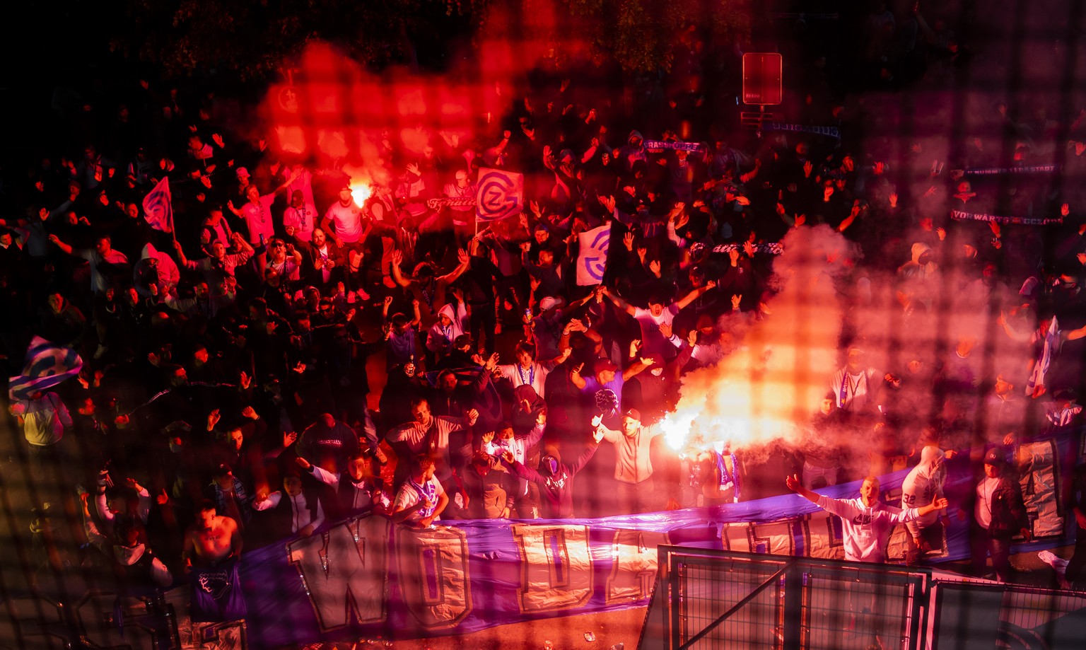 Les supporters zuerichois fetent avec les joueurs de GC, lors de la rencontre de football de Challenge League entre Neuchatel Xamax FCS et Grasshopper Club Zuerich le vendredi 14 mai 2021 au stade de  ...