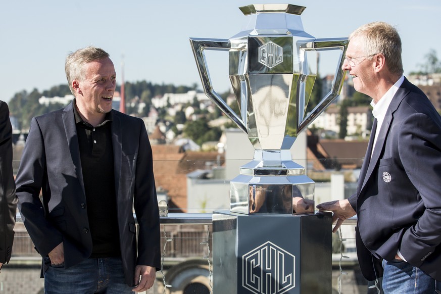 Hans Wallson, Trainer ZSC, und Kari Jalonen, Trainer SC Bern, von links, mit dem Pokal anlaesslich der Champions Hockey League Medienkonferenz am Donnerstag, 29. September 2016, in Luzern. (KEYSTONE/A ...