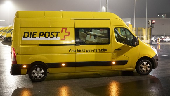 Ein mit Paketen beladenr Lieferbus der Post verlaesst das Paketzentrum Haerkingen, am Mittwoch, 9. Dezember 2020, in Haerkingen. (KEYSTONE/Peter Klaunzer)