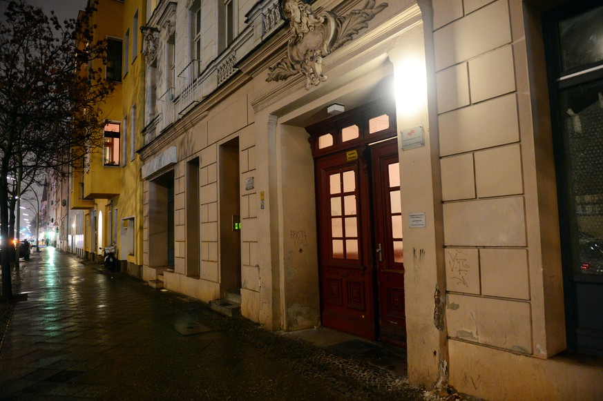 Der Hauseingang zu den Räumen des Moschee-Vereins «Fussilet 33» in der Perleberger Straße in Berlin-Moabit, aufgenommen am 22.12.2016. Foto: Maurizio Gambarini/dpa (zu dpa:&quot;Spuren des Terrorverdä ...