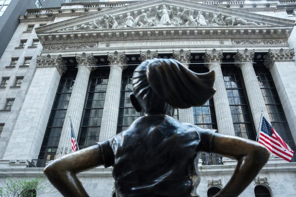 epaselect epa12902892 The New York Stock Exchange (NYSE) building is seen behind the Fearless Girl statue in New York, New York, USA, 20 April 2026. EPA/OLGA FEDOROVA