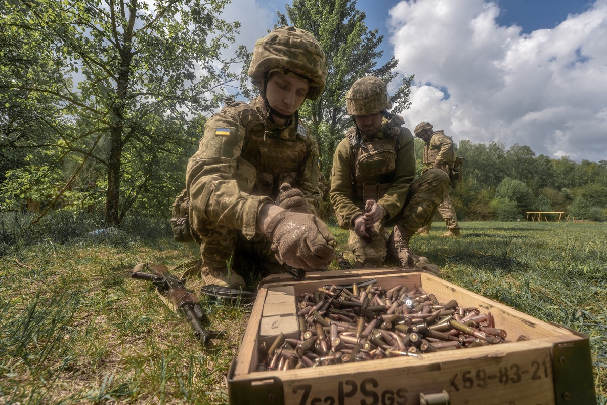 Recruits of Ukraine's 58th Mechanized Brigade practice military skills at a training ground near the frontline in the Kharkiv region, Ukraine, Tuesday, May 12, 2026. (AP Photo/Andrii Marienko)