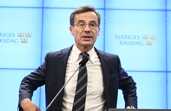 epa10248619 Sweden&#039;s Moderate Party leader Ulf Kristersson speaks at a press conference following his election as new prime minister at the Swedish parliament, Riksdag, in Stockholm, Sweden, 17 O ...