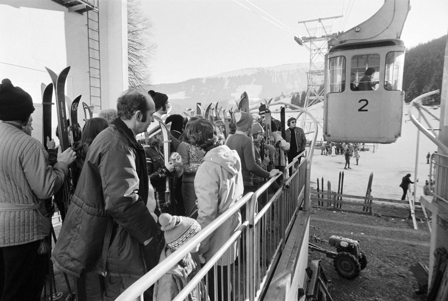 Ski tourists are waiting for the gondola in the ski area Corviglia in St. Moritz, Switzerland, picture taken on 26 January 1976. (KEYSTONE/PHOTOPRESS-ARCHIV/Str)

Skitouristen warten im Skigebiet Corv ...