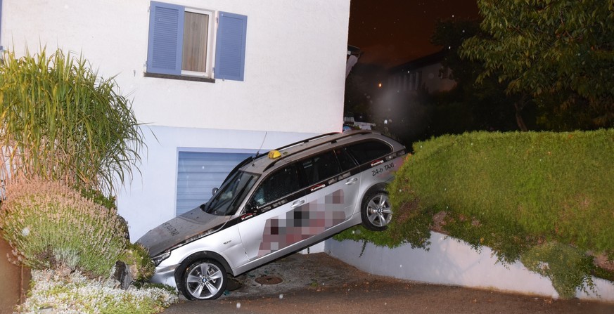 Die Familie flüchtete mit dem Taxi, welches nach einer Irrfahrt in einer Garageneinfahrt stecken blieb.&nbsp;