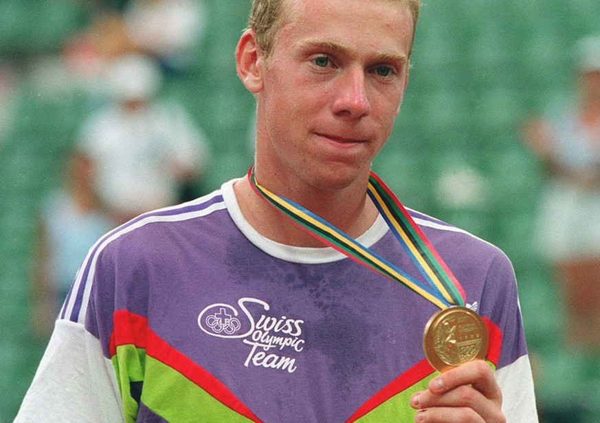 Stolz zeigt der Schweizer Tennisspieler Marc Rosset im August 1992 seine Goldmedaille, die er an den Olympischen Sommerspielen in Barcelona gewonnen hat. Er hat sie sich ueber fuenf Saetze (7:6, 6:4,  ...
