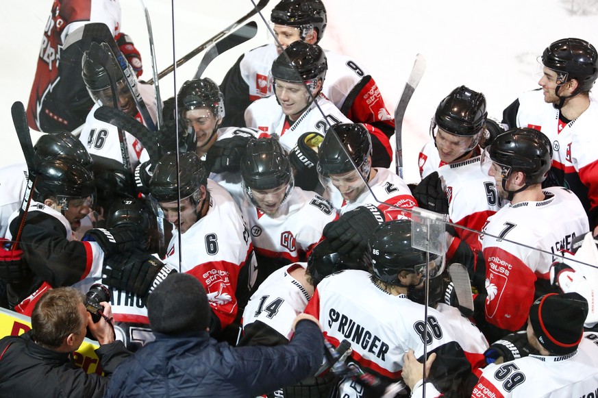 Fribourg&#039;s Yannick Rathgeb (center, hidden) celebrates his winning goal with team mates during the ice hockey Champions League match 1/8 Final between HC Fribourg-Gotteron and KalPa Kuopio of Fin ...