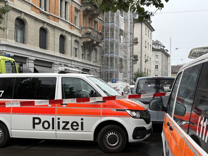 Vor Ort befindet sich ein eingerüstetes Gebäude.