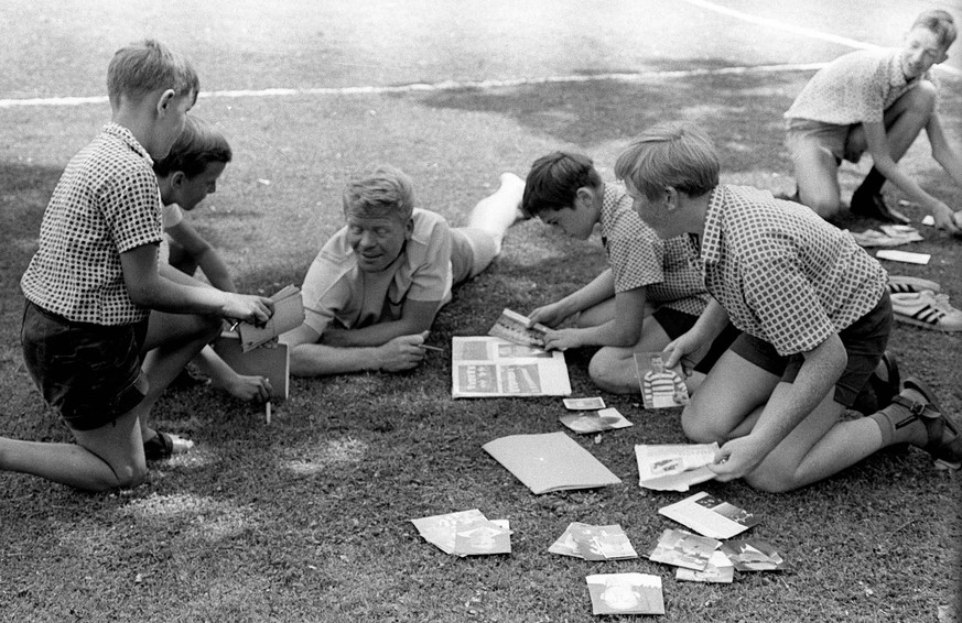 Bildnummer: 01397062 Datum: 10.07.1966 Copyright: imago/Sven Simon
Helmut Haller (BR Deutschland) erfüllt die Wünsche der jungen Autogrammjägern; Vneg, Vsw, quer, Freizeit, liegen, Rasen, Boden, Autog ...