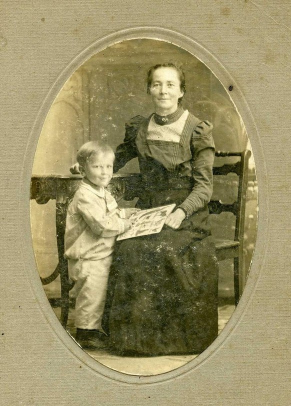 Elise Wollensack mit ihrem Sohn Hans, um 1918.