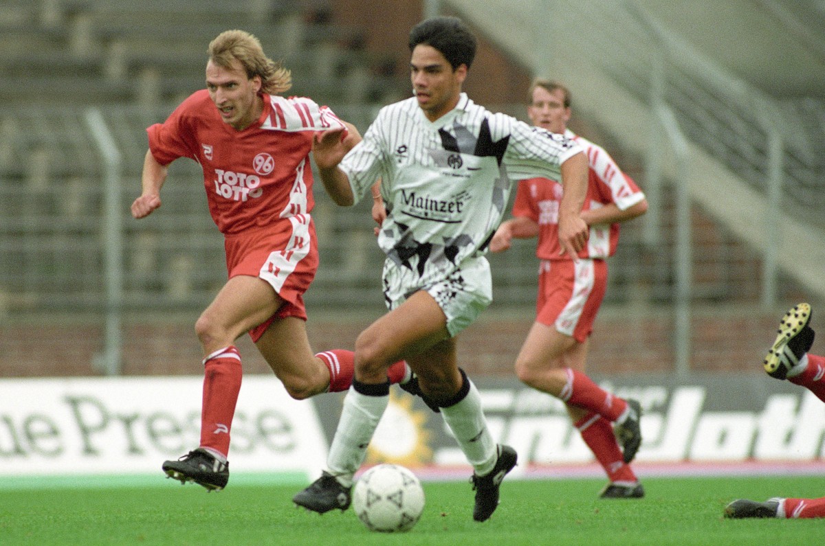 Bildnummer: 07689516 Datum: 19.09.1992 Copyright: imago/Rust
2. BL, Saison 1992/1993 Hannover 96 gegen 1. FSV Mainz 05 1:3 am 19.09.1992. Frank Ellermann (Hannover, li.) gegen David Wagner (Mainz).;  ...
