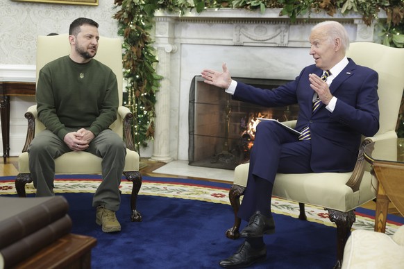 epa10375918 US President Joe Biden (R) holds a bilateral meeting with Ukrainian President Volodymyr Zelensky (L) in the Oval Office at the White House, in Washington DC, USA, 21 December 2022 in Washi ...