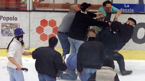 Die Ultras von der Curva Nord, Fans des HC Lugano, veranstalten am Samstag, 7. April 2001 in Lugano nach dem letzten Playoff-Finalspiels der Eishockey-NLA gegen die ZSC Lions eine wueste Schlaegerei,  ...