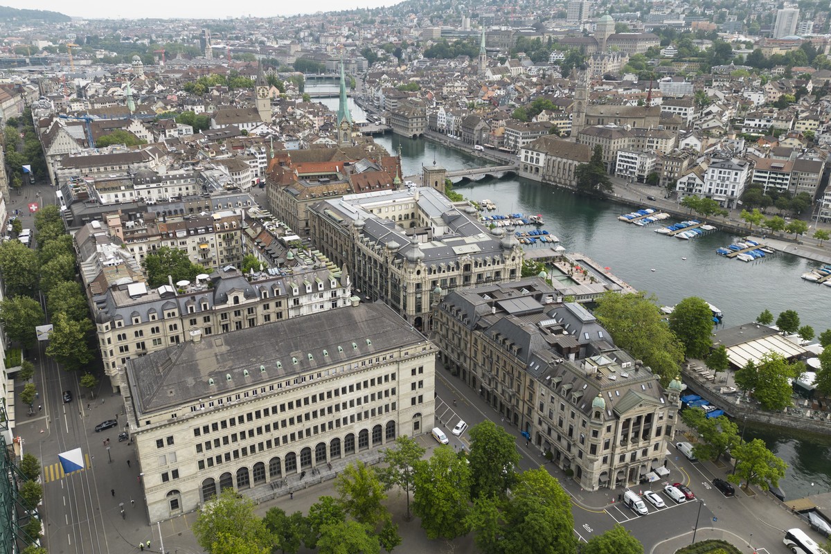 An aerial view shows the Swiss National Bank's (SNB) building, front, in Zurich, Switzerland, on Thursday, June 22, 2023. (KEYSTONE/Michael Buholzer).