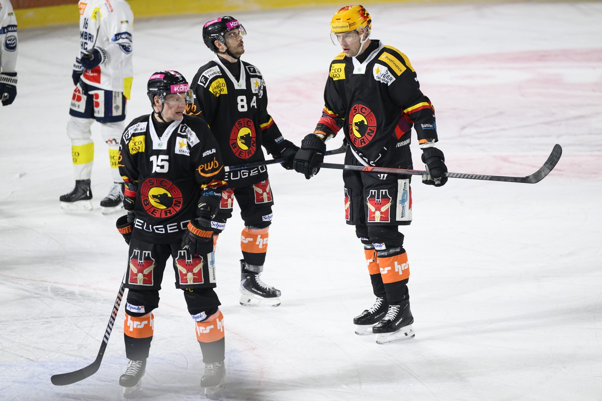 Miro Aaltonen (SCB) (links), Marc Marchon (SCB) (mitte) und PostFinance Top Scorer Victor Ejdsell (SCB) im Eishockey Spiel der National League zwischen dem SC Bern und HC Ambri-Piotta, am Freitag, 09. ...