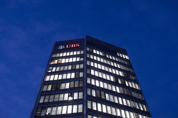 ARCHIVBILD ZU DEN QUARTALSZAHLEN DER GROSSBANK UBS --- Das Logo der Bank UBS leuchtet am Montag, 21. Januar 2019 in Zuerich. (KEYSTONE/Ennio Leanza)