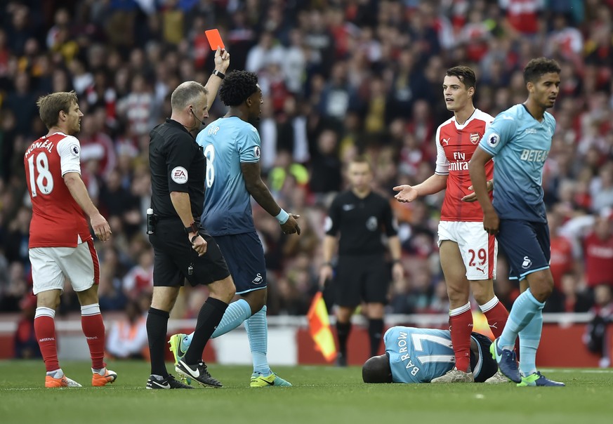 Britain Football Soccer - Arsenal v Swansea City - Premier League - Emirates Stadium - 15/10/16
Arsenal&#039;s Granit Xhaka is sent off by referee Jonathan Moss as Swansea City&#039;s Modou Barrow li ...