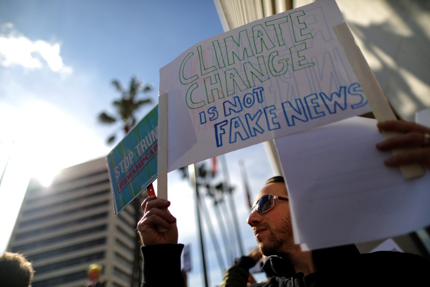 People protest against President Donald Trump&#039;s Cabinet picks outside the office of Sen. Dianne Feinstein in Los Angeles, California, U.S., January 24, 2017. REUTERS/Lucy Nicholson