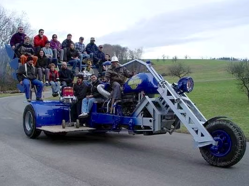 Der weltgrösste Trike (Guinness World Record 2005) - auf Basis eines Berna-Lasters. 

https://www.guggae-rugger.ch/wagen