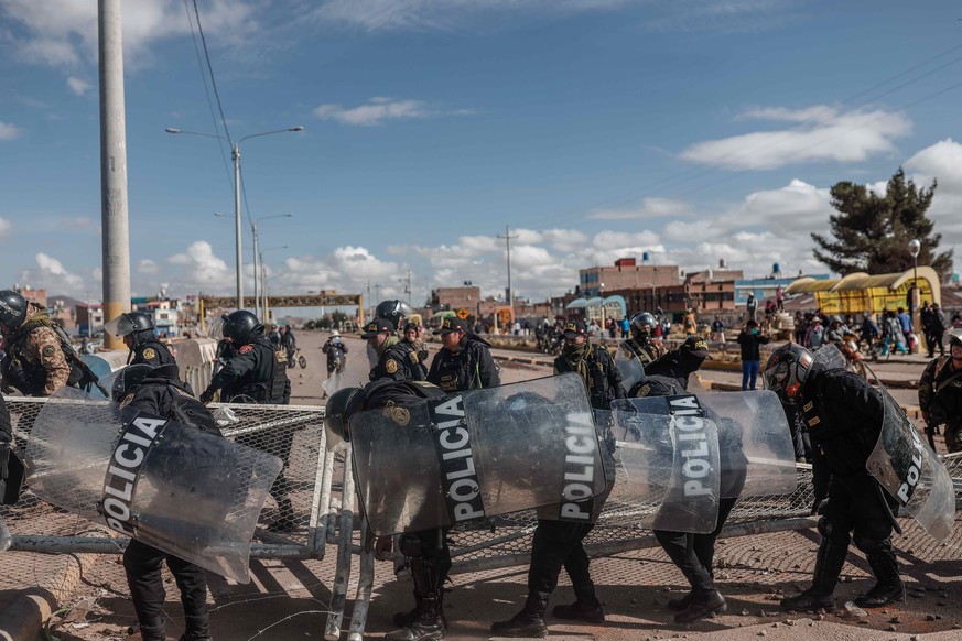 epa10394490 Police and military guard the vicinity of the Juliaca airport in Juliaca, Peru, 07 January 2022. Protest demonstrations against the government of Dina Boluarte left at least 12 injured on  ...