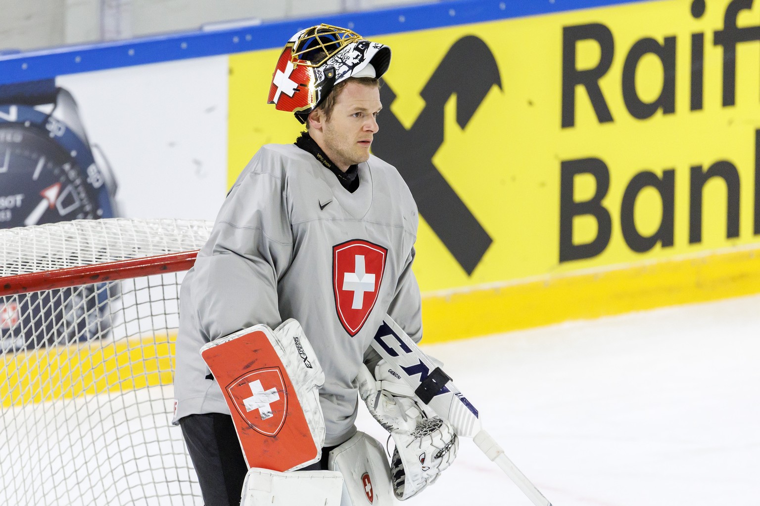 Switzerland&#039;s goaltender Leonardo Genoni, looks his teammates, during a Switzerland team training session at the IIHF 2023 World Championship, at the Daugava Arena, in Riga, Latvia, Friday, May 1 ...