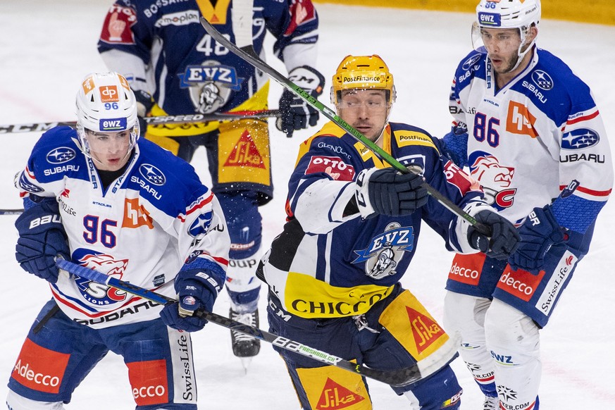 Jan Kovar, mitte, von Zug im Spiel gegen Tim Berni, links, vom ZSC beim Eishockey Meisterschaftsspiel in der Qualifikation der National League zwischen dem EV Zug und den ZSC Lions vom Samstag, 20. Ma ...