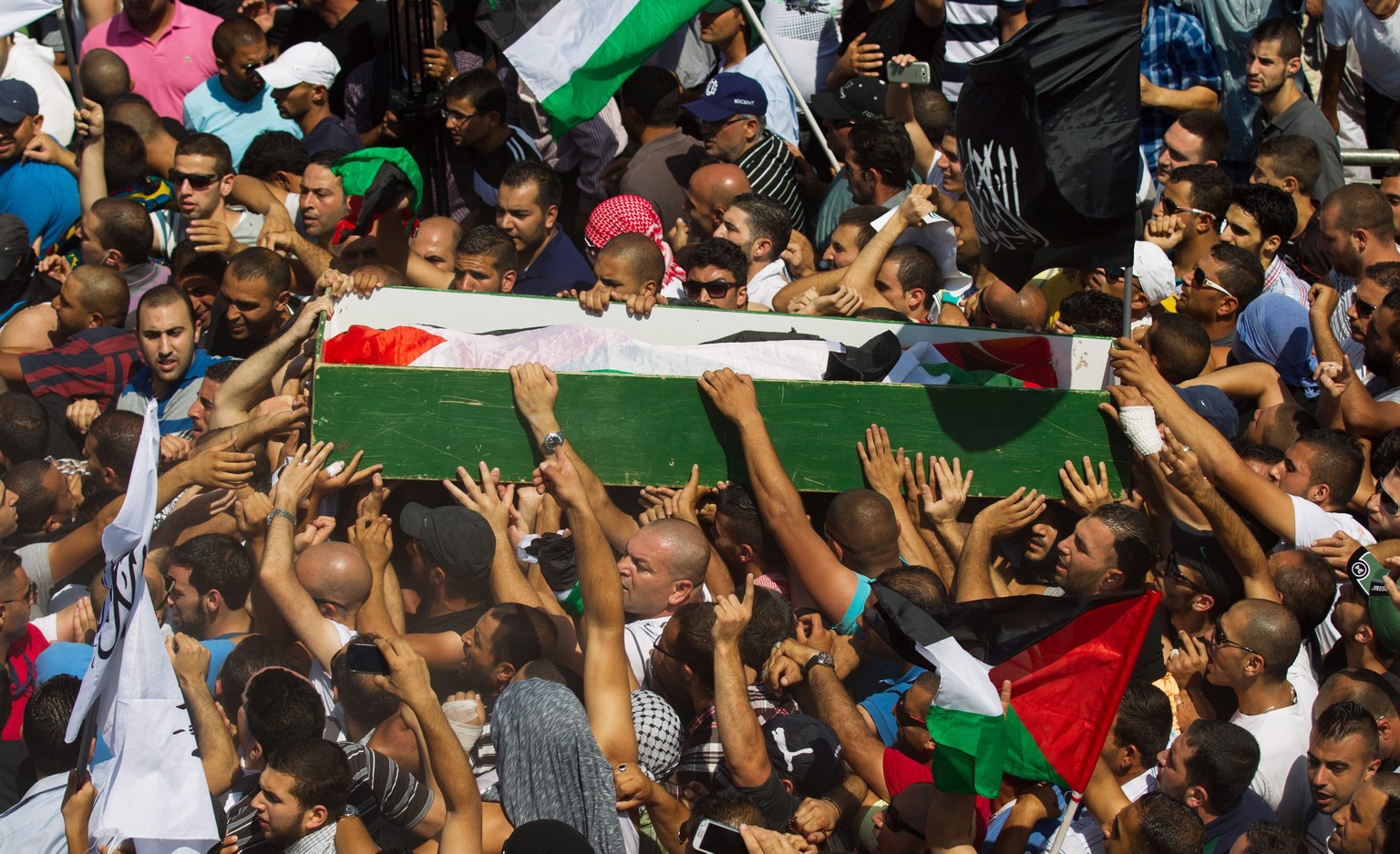 epa04298196 Palestinians carry the body of 16-year-old teen Muhammed Abu Khdair during his funeral, at the East Jerusalem neighborhood of Shuafat, 04 July 2104. The body of Muhammad Hussein Abu Khdair ...