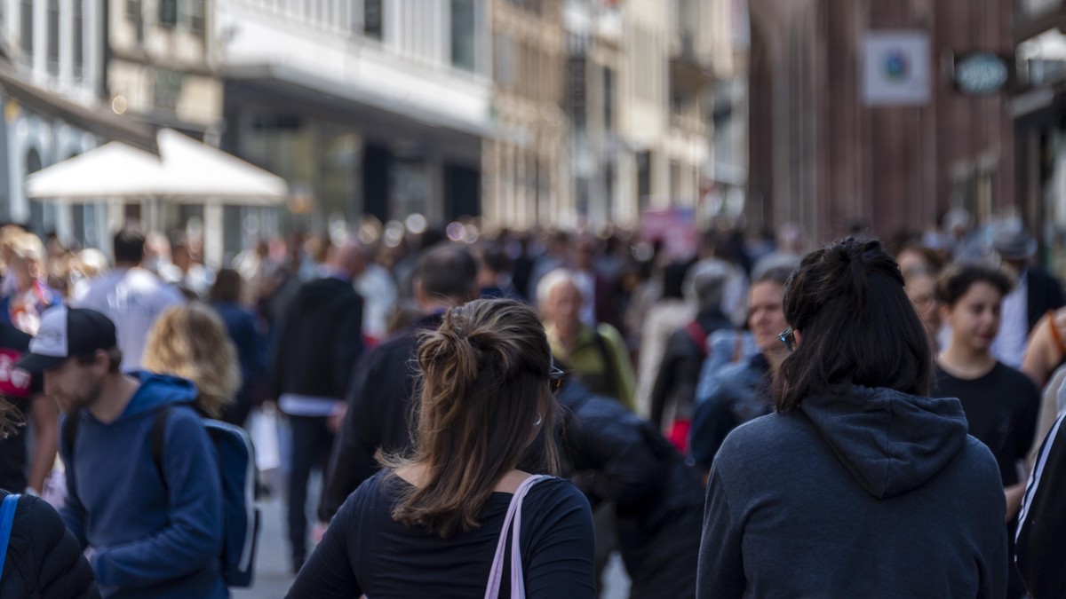Die dicht bevoelkerte Einkaufsmeile Freie Strasse in Basel, am Samstag, 16. Mai 2020. (KEYSTONE/Georgios Kefalas)