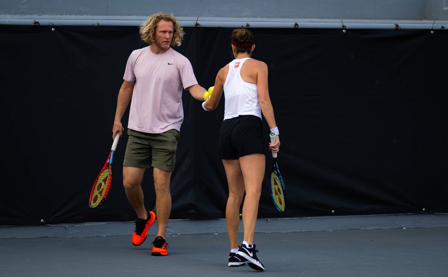 October 15, 2022, GUADALAJARA, MEXICO: Belinda Bencic of Switzerland with coach Dmitry Tursunov during practice ahead of the 2022 WTA, Tennis Damen Guadalajara Open Akron WTA 1000 tennis tournament GU ...