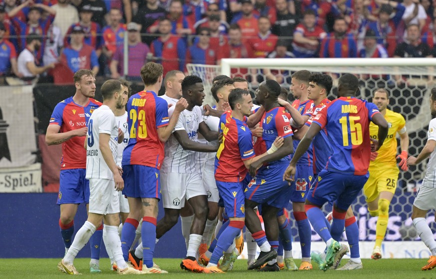 Die Spieler geraten aneinander im Fussball Meisterschaftsspiel der Super League zwischen dem FC Basel 1893 und dem FC Zuerich im Stadion St. Jakob-Park in Basel, am Sonntag, 7. Mai 2023. (KEYSTONE/Geo ...