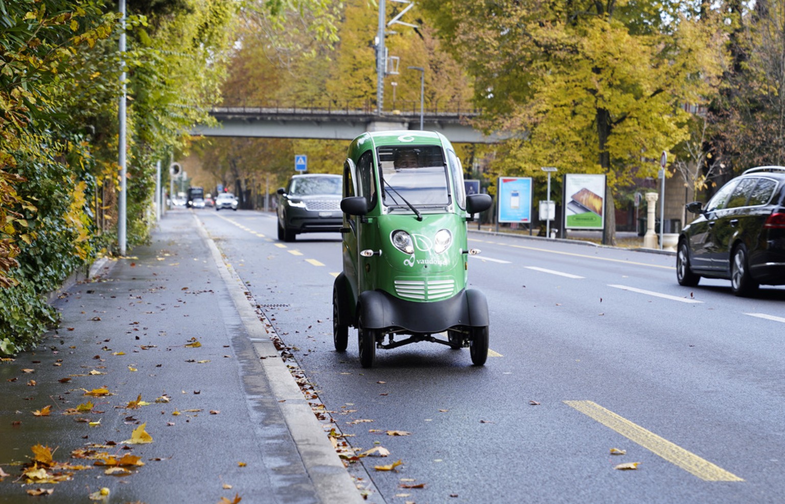 Ein &#039;&#039;Enuu&#039;&#039; Elektromobil ist auf den Strassen von Biel unterwegs, am Donnerstag, 8. November 2018, in Biel. Die Fahrzeuge sind auf Radwegen zugelassen und der Benutzer braucht kei ...