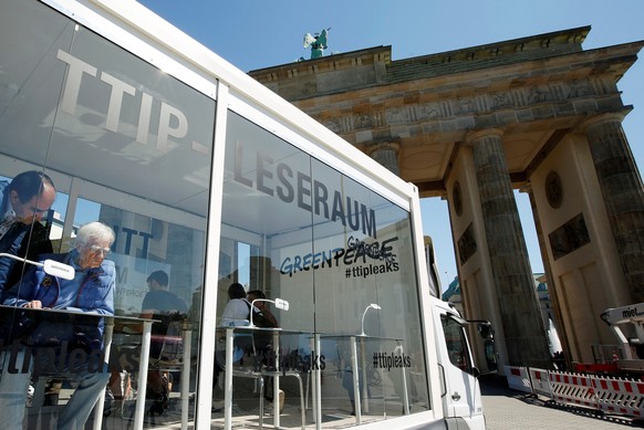 Greenpeace gibt in einem Leseraum in Berlin Einblick in die TTiP-Unterlagen.
