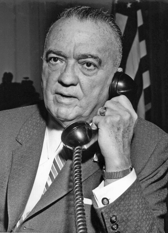 ARCHIV - Das undatierte Bild zeigt J. Edgar Hover am Telefon in seinem Büro beim FBI. Hoover war von 1935 bis zu seinem Tod 1972 erster Direktor des FBI, der Nachfolgeorganisation des Bureau of Invest ...