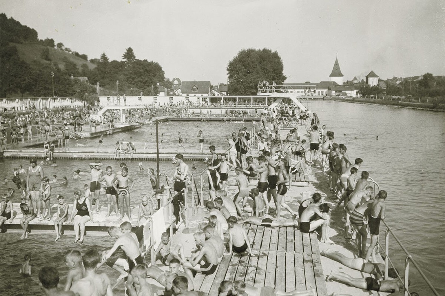 Alte Badanstalt in Aarau
Die zweite Aarebadi, im August 1932, oberhalb des Eniwa-Kraftwerks in Aarau.
Sammlung Stadtmuseum Aarau / Aargauer Zeitung