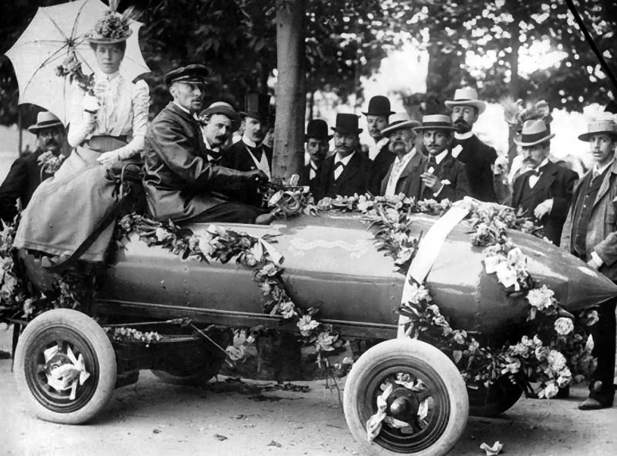 Camille Jenatzy à bord de «La Jamais Contente» lors du grand défilé du 1er mai 1899 à Achères (France).
https://commons.wikimedia.org/wiki/File:Jamais_contente_parade.jpg