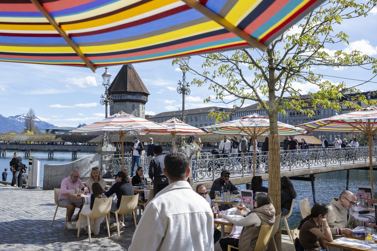 Tagesbesucher und Touristen geniessen das tolle Fruehlingswetter am See und Reussufer in der Stadt Luzern am Vierwaldstaettersee am Ostersonntag, 5. April 2026 in Luzern. (KEYSTONE/Urs Flueeler)