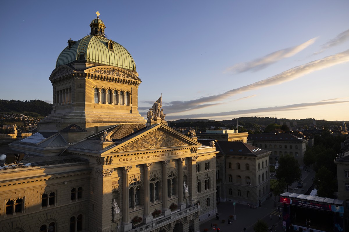 Das Bundeshaus in Bern bei Sonnenuntergang, fotografiert vom Riesenrad, das in der Fanzone der Women's Euro 2025 steht, am Dienstag, 22. Juli 2025 in Bern. (KEYSTONE/Peter Klaunzer)