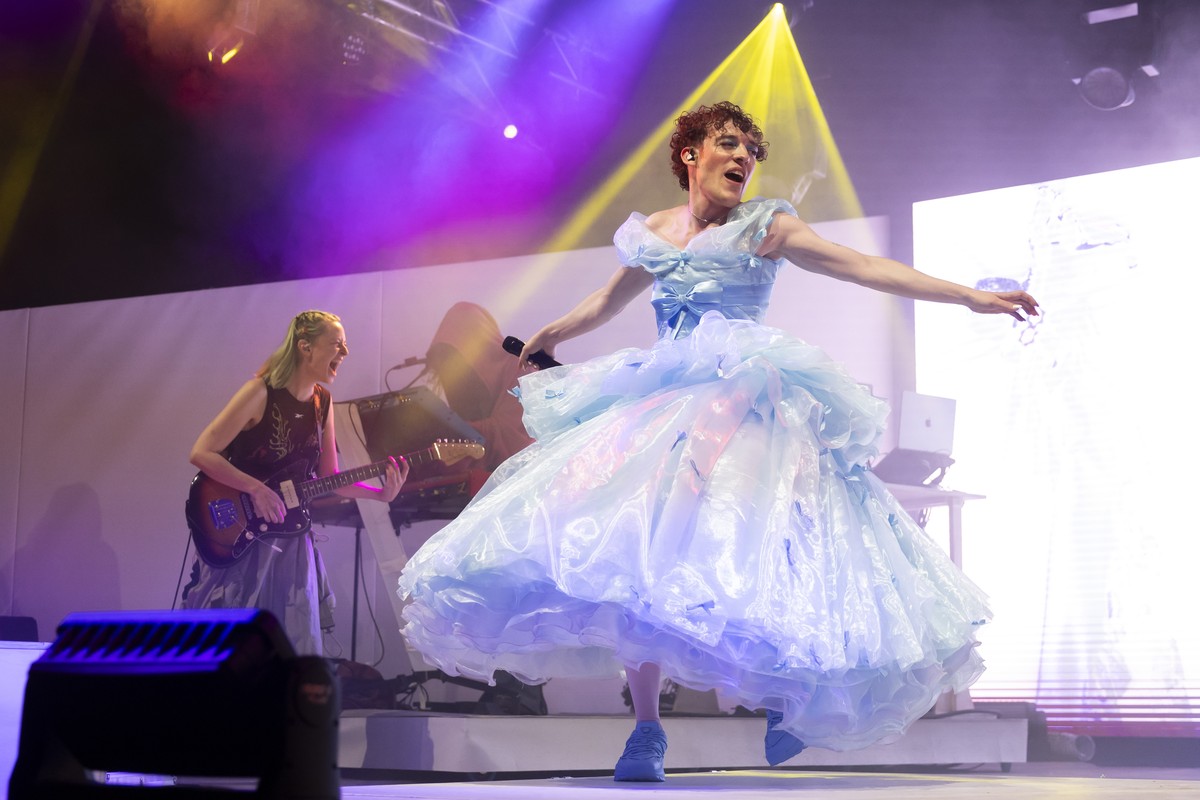 epa11486323 Swiss artist Nemo (R) performs onstage at the Gurtenfestival in Bern, Switzerland, 18 July 2024. The festival runs from 17 to 20 July 2024. EPA/PETER KLAUNZER EDITORIAL USE ONLY