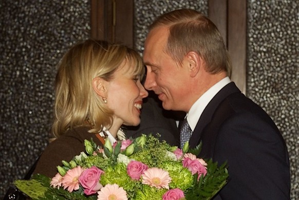 German Chancellor&#039;s wife Doris, left, smiles, as Russian President Vladimir Putin greets her before their late evening talks on the U.S.-led anti-terror campaign in Moscow, Friday, Nov. 2, 2001.  ...