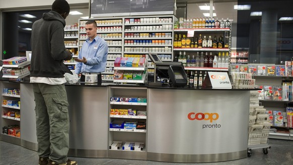 Eine Kunde bezahlt am 12. Oktober 2007 an der Kasse im COOP Pronto Tankstellenshop in Zuerich-Seebach seine Einkaeufe. (KEYSTONE/Martin Ruetschi)

A customer pays his shopping at the cash register in  ...