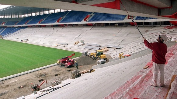 Ein Maler arbeitet an der Ueberdachung des neuen Stadions St. Jakob in Basel, aufgenommen am 30. Januar 2001. Das Stadion soll am 30. Juni 2001 offiziell eingeweiht werden. (KEYSTONE/Markus Stuecklin)